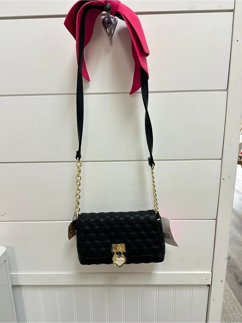 NWT Betsey Johnson Black Quilted Heart Lock Bow Shoulder Bag Pink Strap